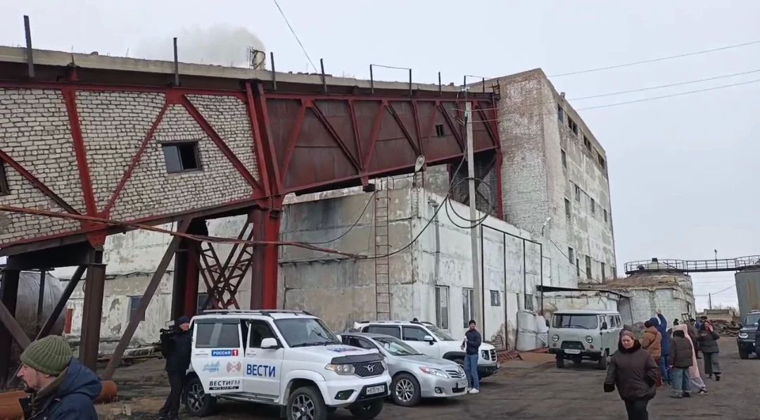 В ходе рабочей поездки губернатор Александр Осипов осмотрел центральную котельную Борзи На объекте провели большую работу: заменили водяной экономайзер и погружные трубы котла №1, полностью обновили топку котла №3, заменили... В ходе рабочей поездки губернатор Александр Осипов осмотрел центральную котельную Борзи На объекте провели большую работу: заменили водяной экономайзер и погружные трубы котла №1, полностью обновили топку котла №3, заменили...