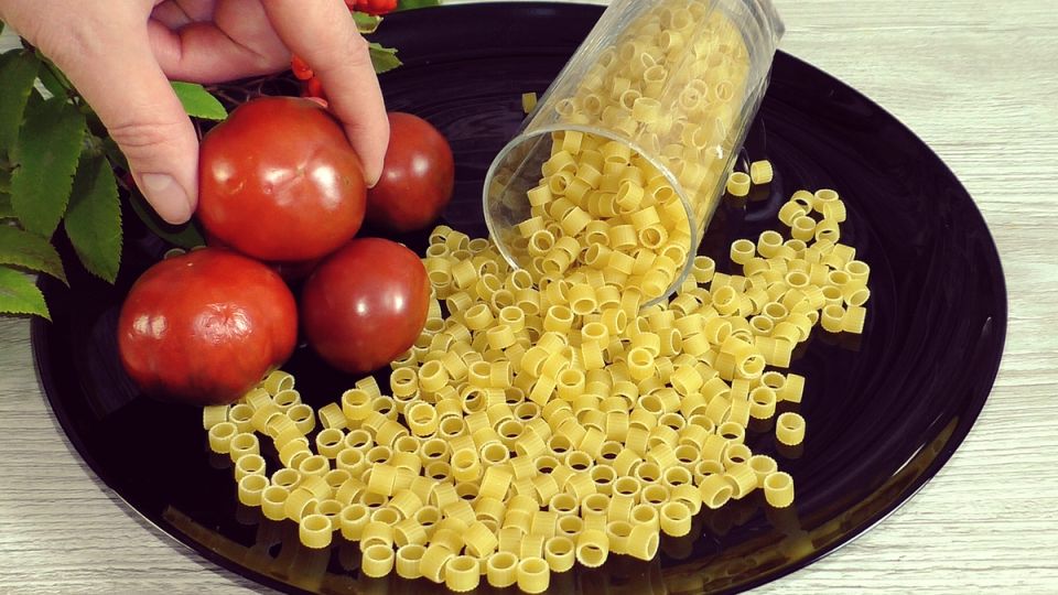 Макароны с помидорами: легкий ужин на скорую руку