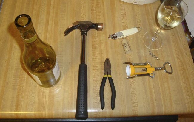Неожиданные способы открыть вино без штопора: 5 лайфхаков, о которых вы не догадывались