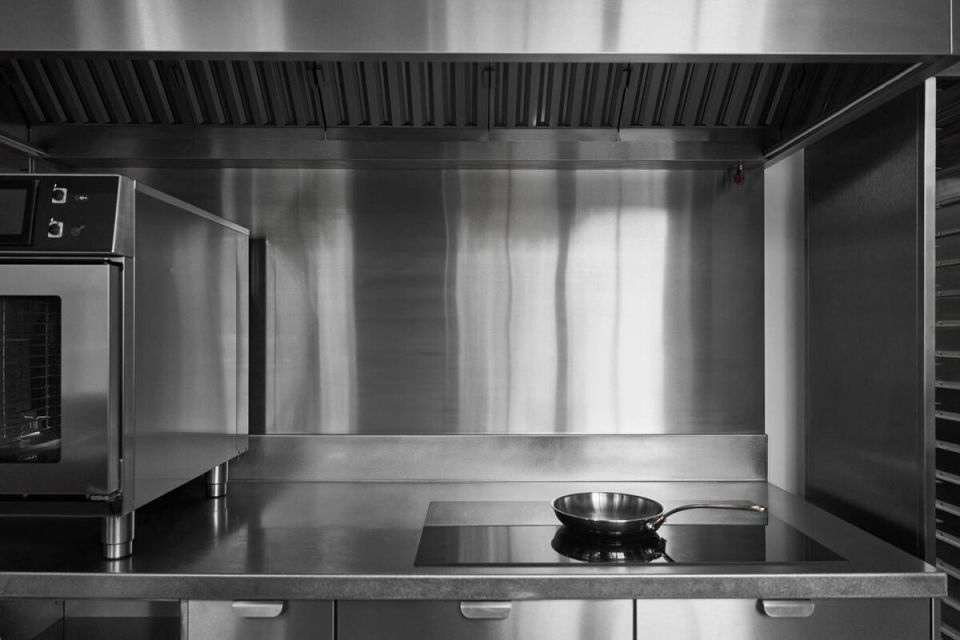 Как сохранить красоту кухни из нержавеющей стали без лишних усилий