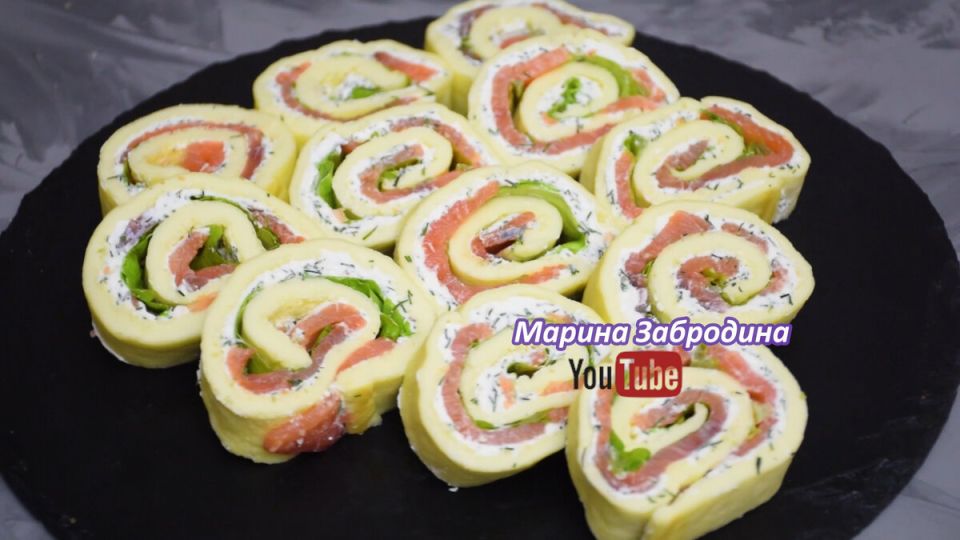 Яркий закусочный рулет с красной рыбой для вашего стола