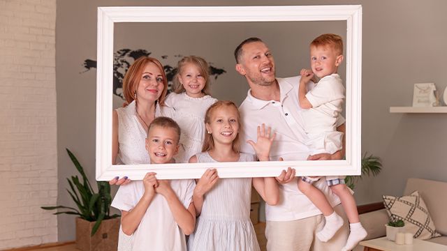 Многодетные семьи в России: как сохранить пособие, даже если доход немного поднялся