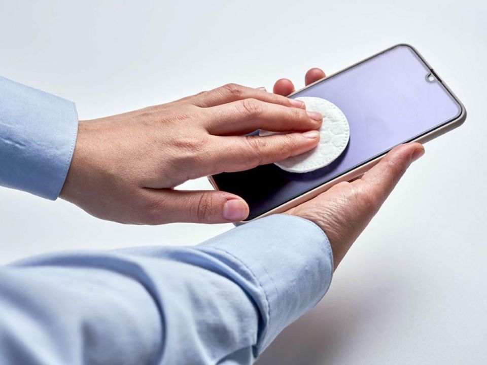 Почему влажные салфетки могут повредить ваш монитор: безопасные методы чистки техники