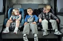 В России законодательно запретят оставлять детей в машине